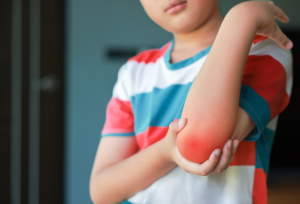 Estudio de la PUCV revela vínculo clave entre obesidad infantil, rendimiento físico y salud ósea.