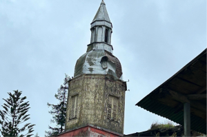 Parroquia de Curepto: Alcalde Alcántara alerta sobre riesgos estructurales tras temporal.