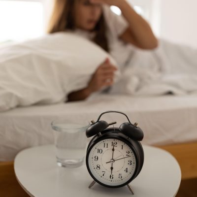 Cambio de hora y riesgos a la salud, sus efectos pueden ser perjudiciales, especialmente en niños y adolescentes.