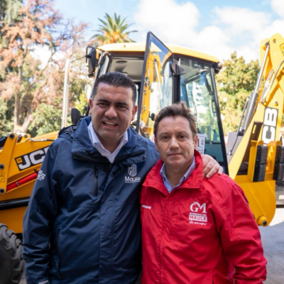 Gobierno Regional entrega camionetas a Romeral y retroexcavadora a Maule para fortalecer servicios municipales.
