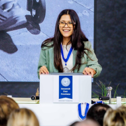 Isidora Uribe, ex embajadora de Teletón, recibe  reconocimiento internacional por aporte a inclusión de personas con discapacidad.