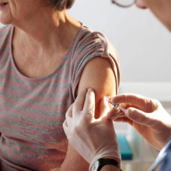 Baja vacunación en Chile: la cobertura no ha llegado ni al 20%, podrían aumentar los casos graves.