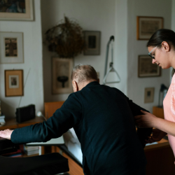 Analizan nueva normativa que consagra el cuidado como derecho social en Chile.