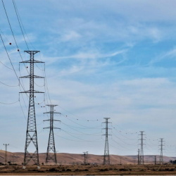 Chile supera 63% de generación renovable y enfrenta nuevo desafío: Asegurar estabilidad del sistema eléctrico.