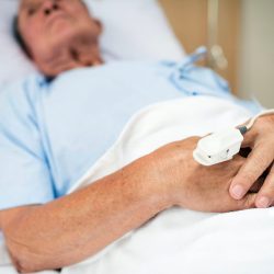 SALUD: Pacientes abandonados en hospital evidencian crisis de cuidado en Chile.