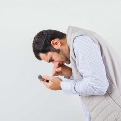 SALUD: “Joroba millennial”: el efecto del uso de pantallas en la postura y la salud física.