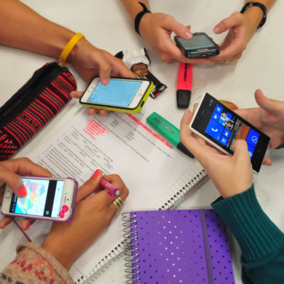 Prohibición del celular y 60 minutos de deporte: la doble ley que puede cambiar los recreos.