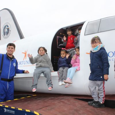EDUCACIÓN: Campaña “Haz que Despeguen, ”Asistir a clases para tocar las estrellas.