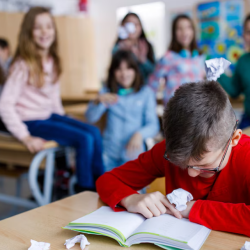 EDUCACIÓN: Más que multas, lo que revela el debate sobre bullying y responsabilidad de los padres.