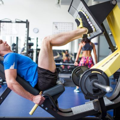 Entrenamiento físico: Guía esencial para empezar a ir al gimnasio sin morir en el intento.