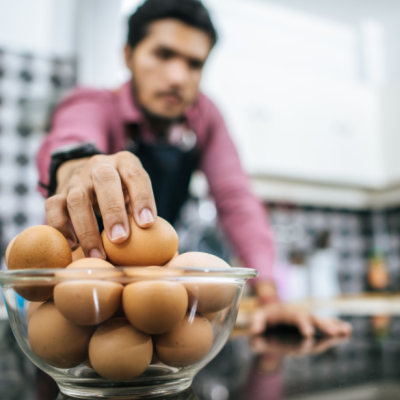 Advierten riesgo de salmonella en huevos para consumo humano sin control sanitario.