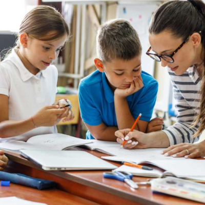 EDUCACIÓN: Currículum en disputa, decisiones postergadas, aprendizajes en riesgo.
