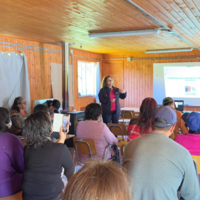 Realizan charla de buenas prácticas y conocimientos de paneles fotovoltaicos en Cajón del Melado.