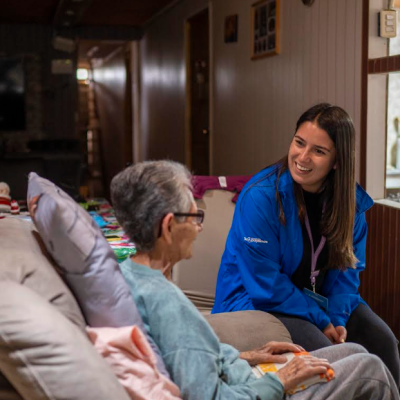 Vecinos con movilidad reducida de Pencahue reciben camas clínicas para mejorar su calidad de vida.