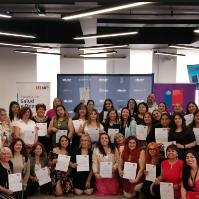 SernamEG Maule y AIEP Talca certifican a  Mujeres Jefas de Hogar en curso de primeros auxilios.