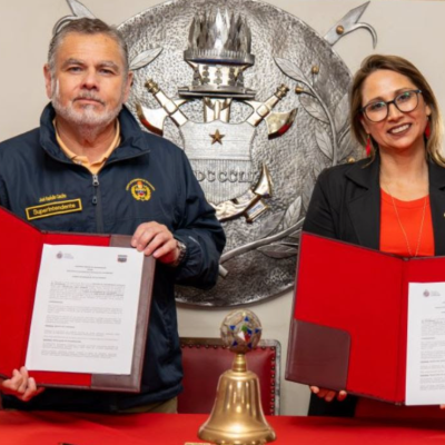 Convenio entre la PUCV y el Cuerpo de Bomberos de Valparaíso beneficiará a más de mil voluntarios.