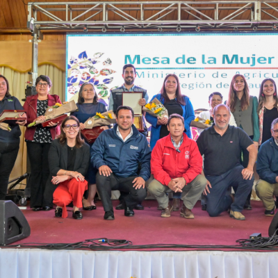 Gobernador Maule encabeza entrega de reconocimientos a destacadas mujeres campesinas.