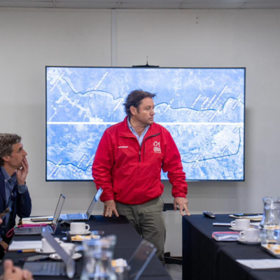 Gobernador Álvarez-Salamanca lidera mesa de trabajo para recuperar paradas intermedias del Ramal Talca-Constitución.