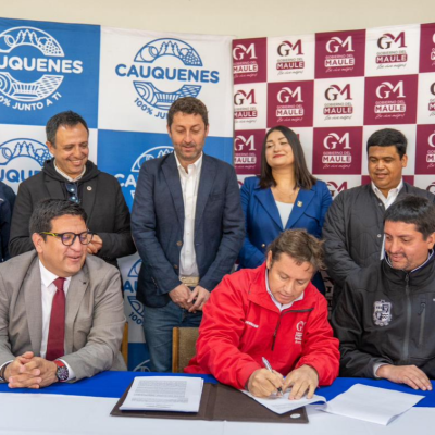 Cauquenes se renueva: Gobernador y Alcalde firman histórico convenio de conservación vial.