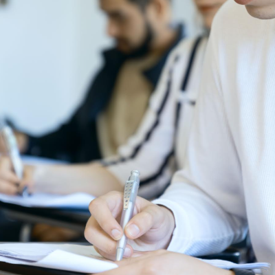 Amplia brecha en resultados PAES reaviva debate sobre calidad y equidad educacional en Chile.