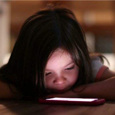 Mal dormir y depresión: Advierten efectos del exceso en uso de pantallas en niños, niñas y adolescentes.