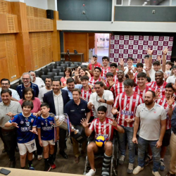 Gobernador Álvarez-Salamanca reconoció al Club de Voleibol Linares por nuevo título nacional.