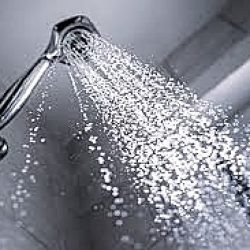 Puedes gastar hasta 600 litros al mes esperando que se caliente la ducha. Experto entrega claves para ahorrar.