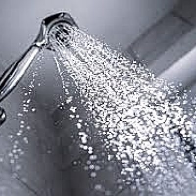 Puedes gastar hasta 600 litros al mes esperando que se caliente la ducha. Experto entrega claves para ahorrar.