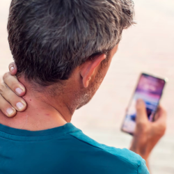 ¿Qué es el síndrome de “cuello de texto” y cómo se relaciona con el uso prolongado del celular? 