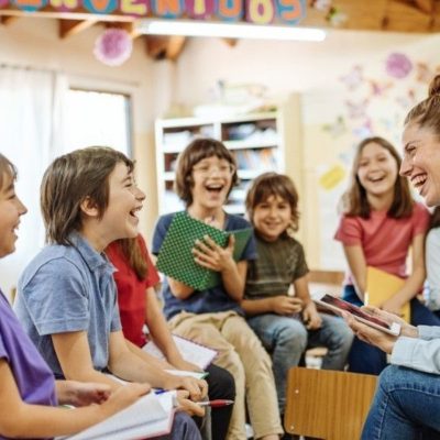 Inclusión en el aula, menores comparten mundo emocional entre la conducta y la interacción social.