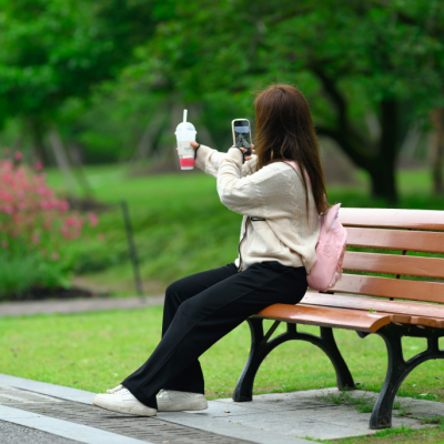 Siglas FOMO y JOMO: ¿Qué significan estas tendencias y cómo se vinculan a las redes sociales?