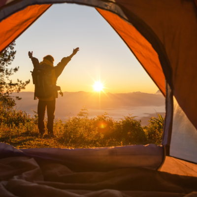 ¿Vas a acampar? Considera estas recomendaciones para evitar inconvenientes.