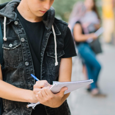 De la ansiedad al éxito: guía infalible para superar el primer año en la universidad.
