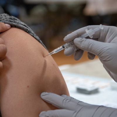 ¿Brazo izquierdo o derecho? Especialista aclara si importa dónde nos pongamos la vacuna.