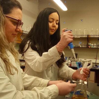 Escuela Ingeniería Bioquímica PUCV impulsa proyecto de investigación que busca impactar en industria verde.
