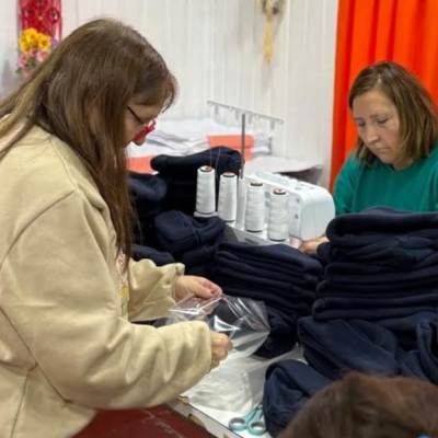 “Mariposas Solidarias” confeccionan ropa de invierno para los más necesitados.