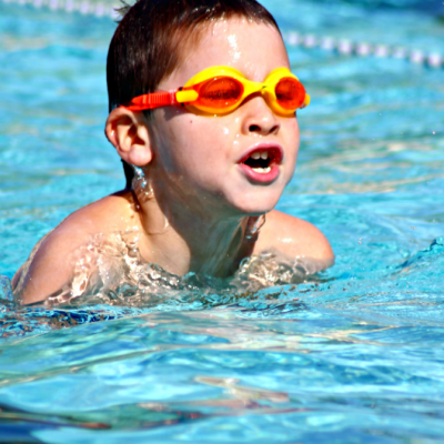 Entregan consejos para prevenir enfermedades relacionadas con las piscinas.