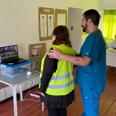 Investigadores prueban innovadora tecnología kinésica en centros comunitarios de Talca.