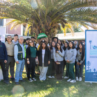 Conaf Maule celebró 100 años de historia del Ministerio de Agricultura con plantación en liceo agrícola.