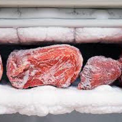 Manera correcta de descongelar la carne, Ingeniera en Biotecnología Molecular explica lo que no se debe hacer.