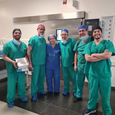 Paciente adulto del HRT puede abrir su boca nuevamente gracias a prótesis maxilofacial.