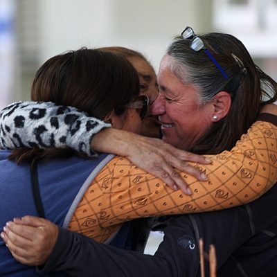 Estudio revela que personas mayores solo cuentan con un amigo para abordar temas personales.