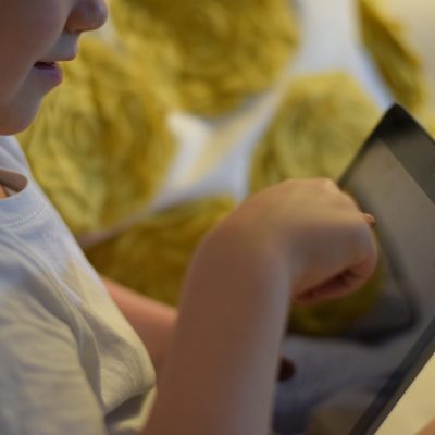 Pantallas y desarrollo infantil: Cómo el uso excesivo afecta lenguaje, empatía y habilidades sociales.