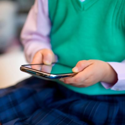 EDUCACIÓN: ¿Se debe regular o prohibir el uso de teléfonos celulares en colegios?