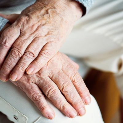 UTAL + SENAMA: Expertos analizan desafíos sobre el buen trato hacia las personas mayores