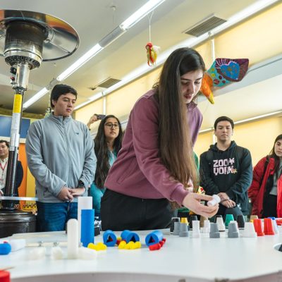 Estudiantes de la Facultad de Ingeniería UTalca donan prototipos 3D para niños de la Teletón
